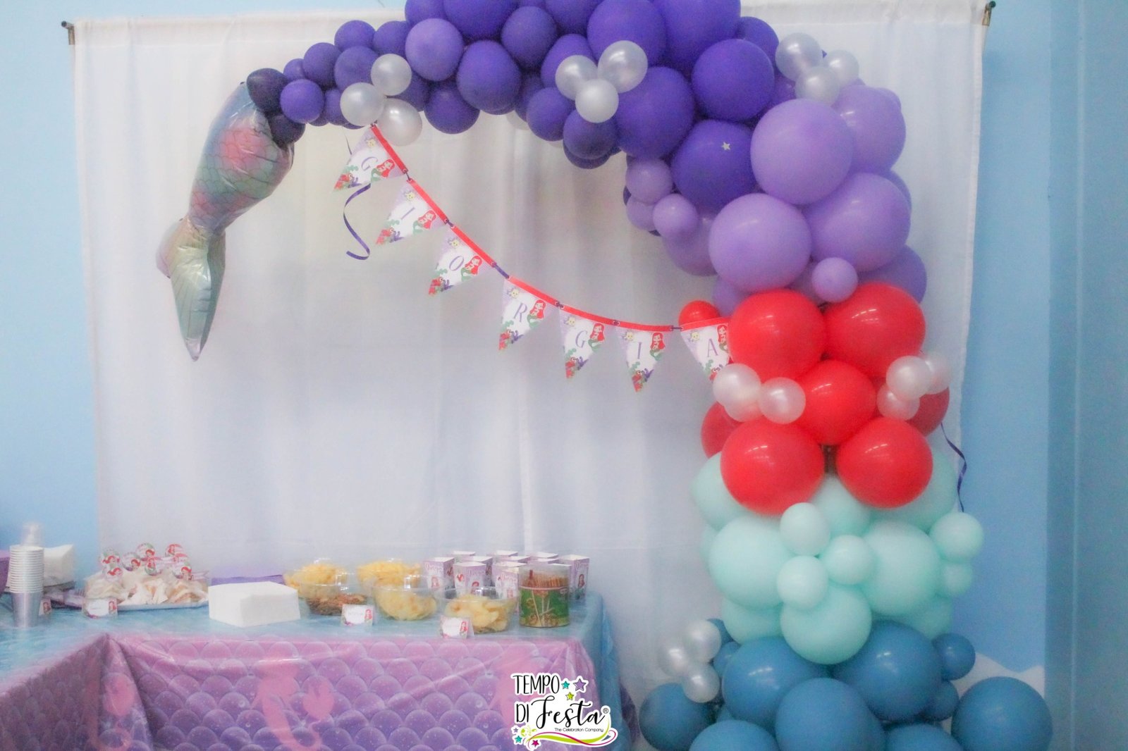 Decoración con globos temática sirena realizada por Tempo di Festa