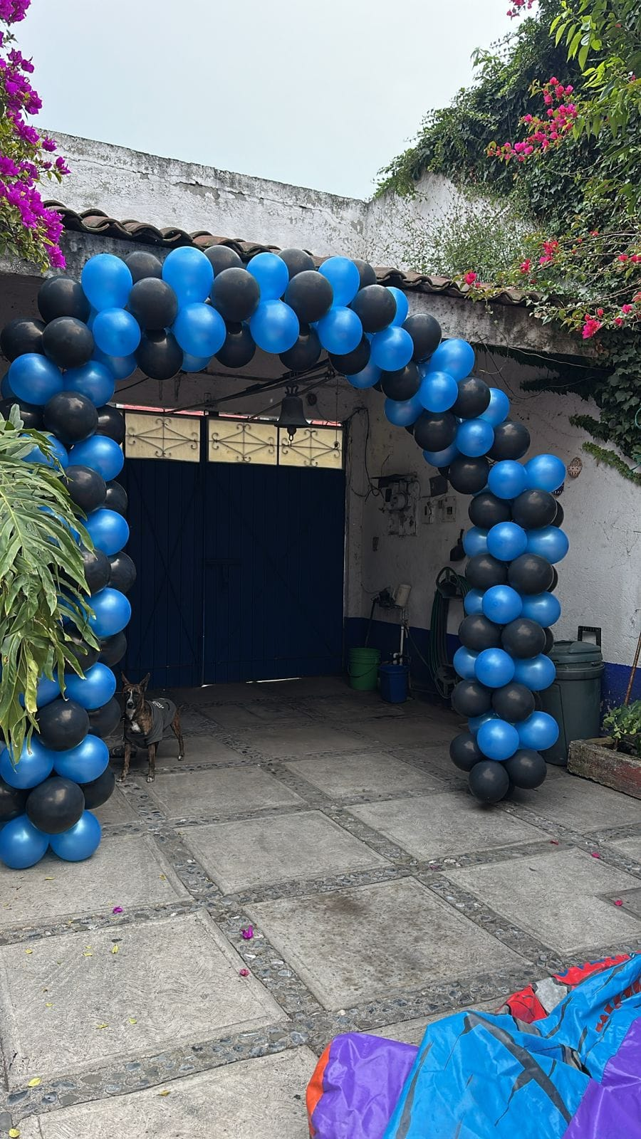 Arco de globos azul y negro realizado en México