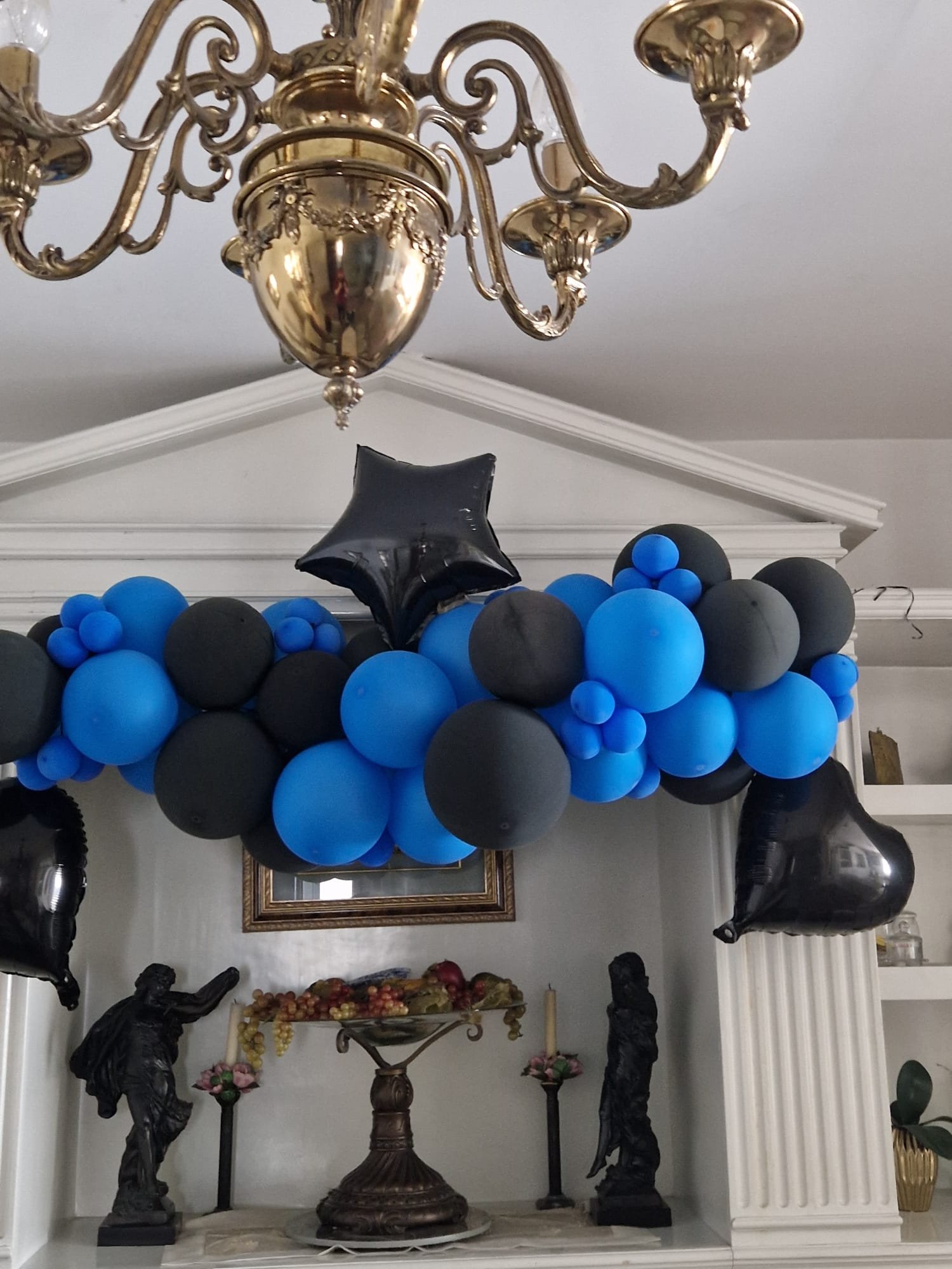 Composición de globos azul y negro realizada en México