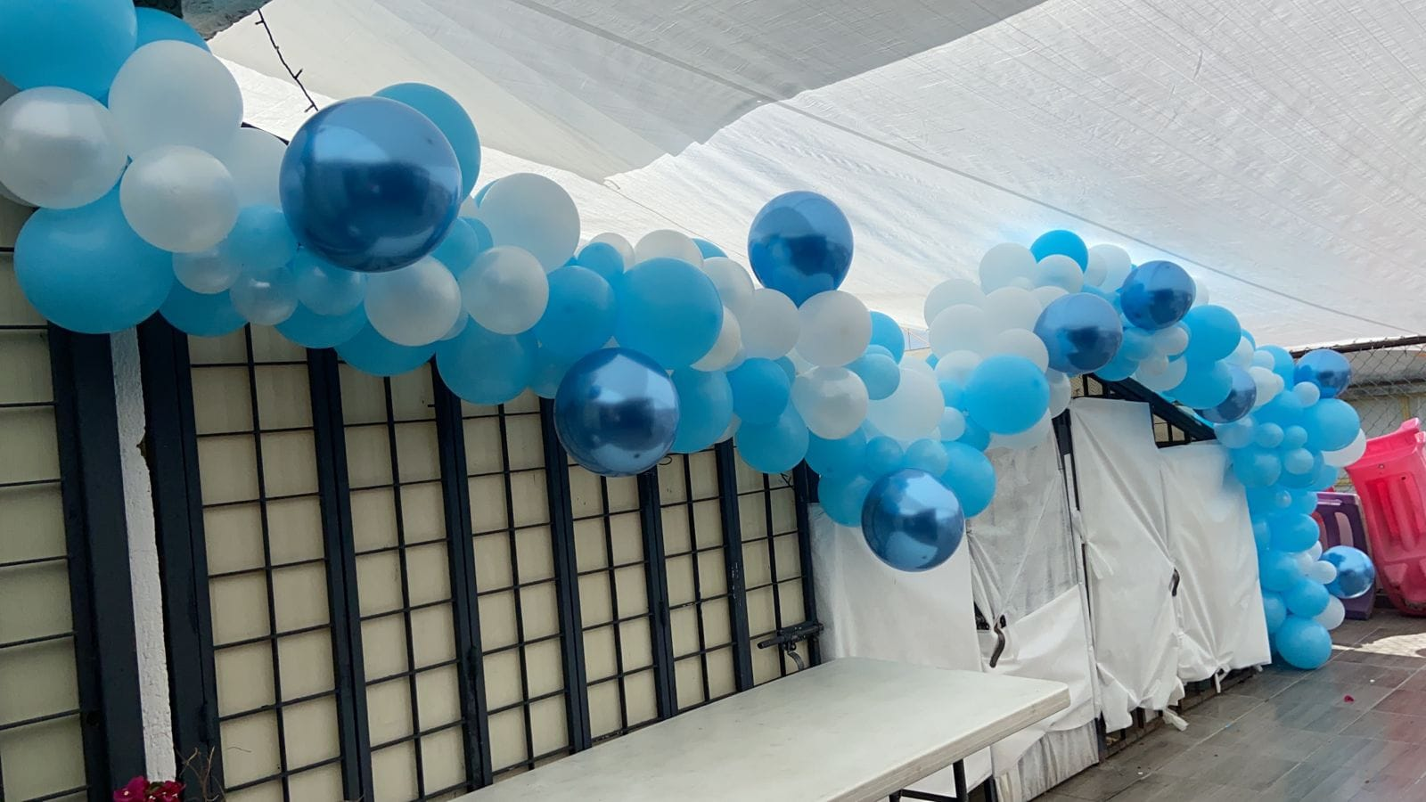 Guirnalda de globos azul y blanco realizada en México